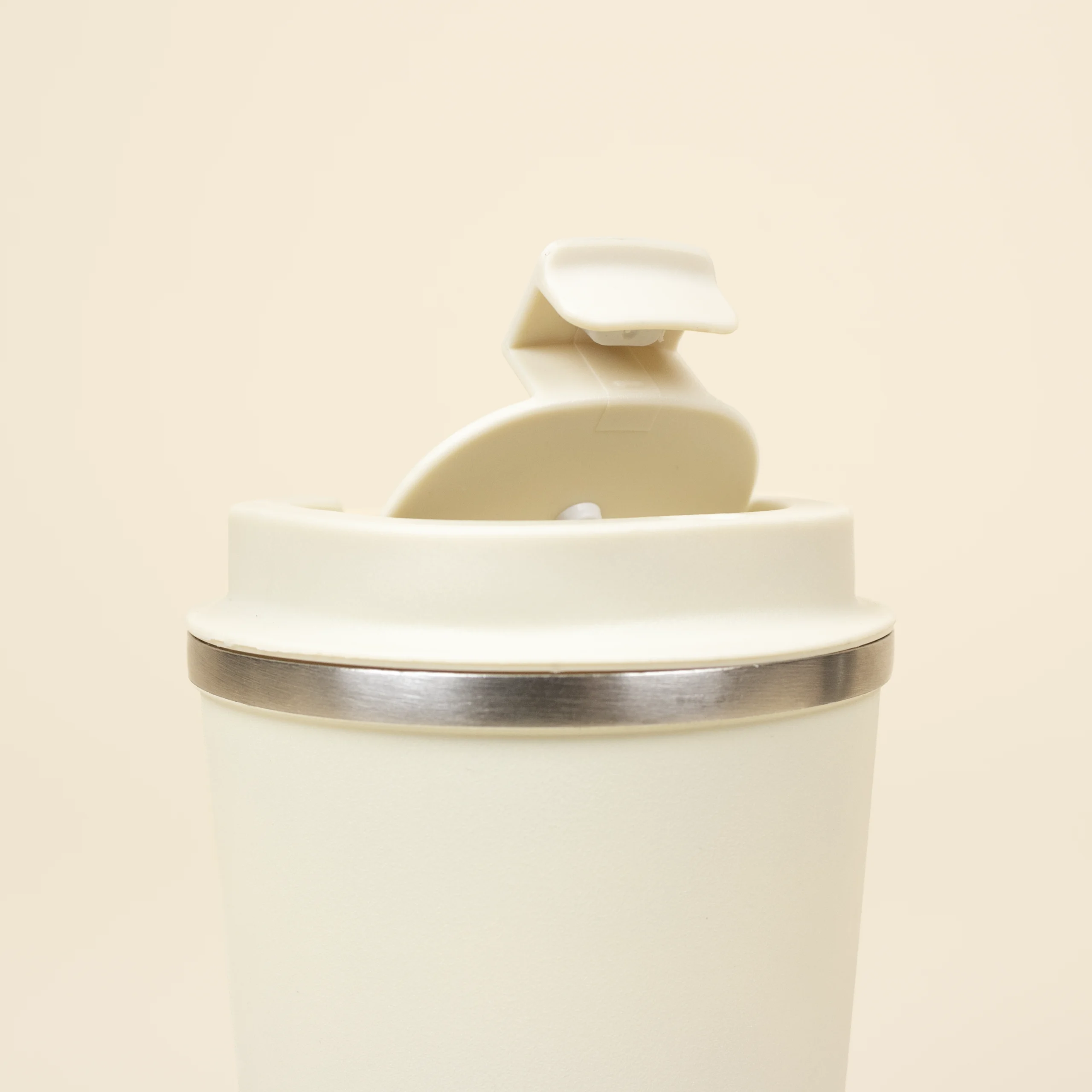 Taza térmica con tapa MATT BEIGE Taza térmica con tapa abierta fondo beige