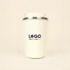 Taza térmica con tapa personalizada logo azul fondo beige