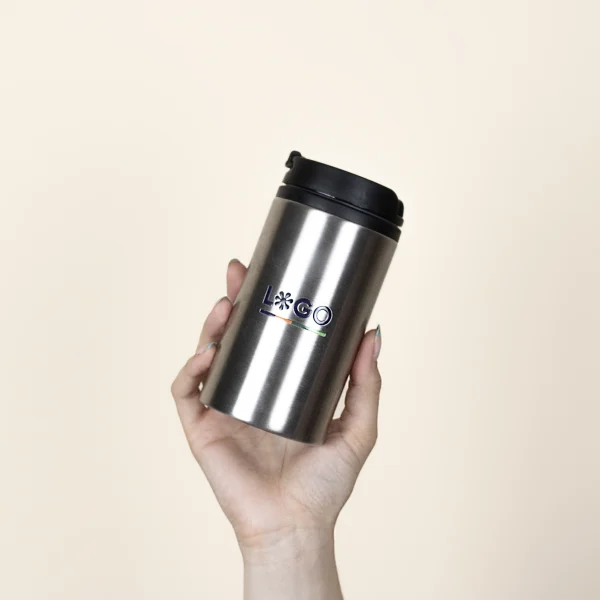 Taza termica plateada personalizada modelo mano fondo beige
