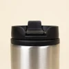 Taza termica plateada personalizada detalle tapa negra fondo beige