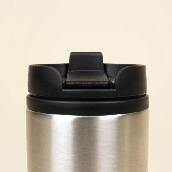 Taza termica plateada personalizada detalle tapa negra fondo beige