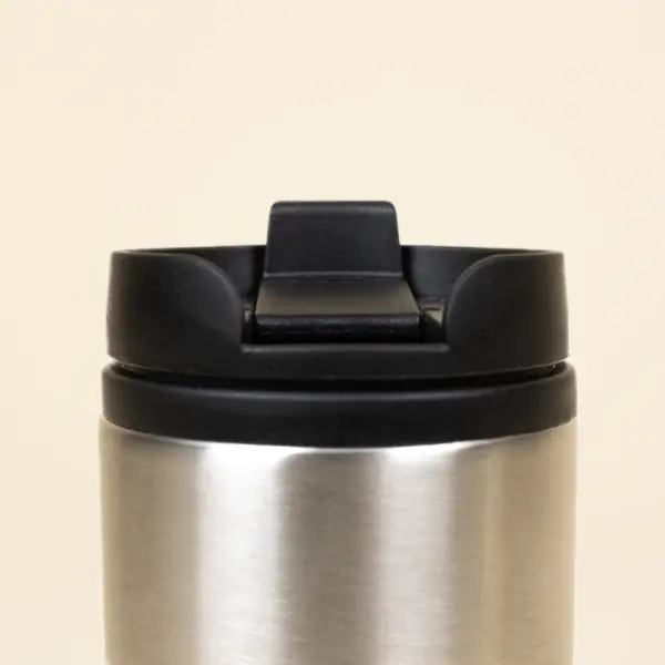 Taza termica plateada personalizada detalle tapa negra fondo beige