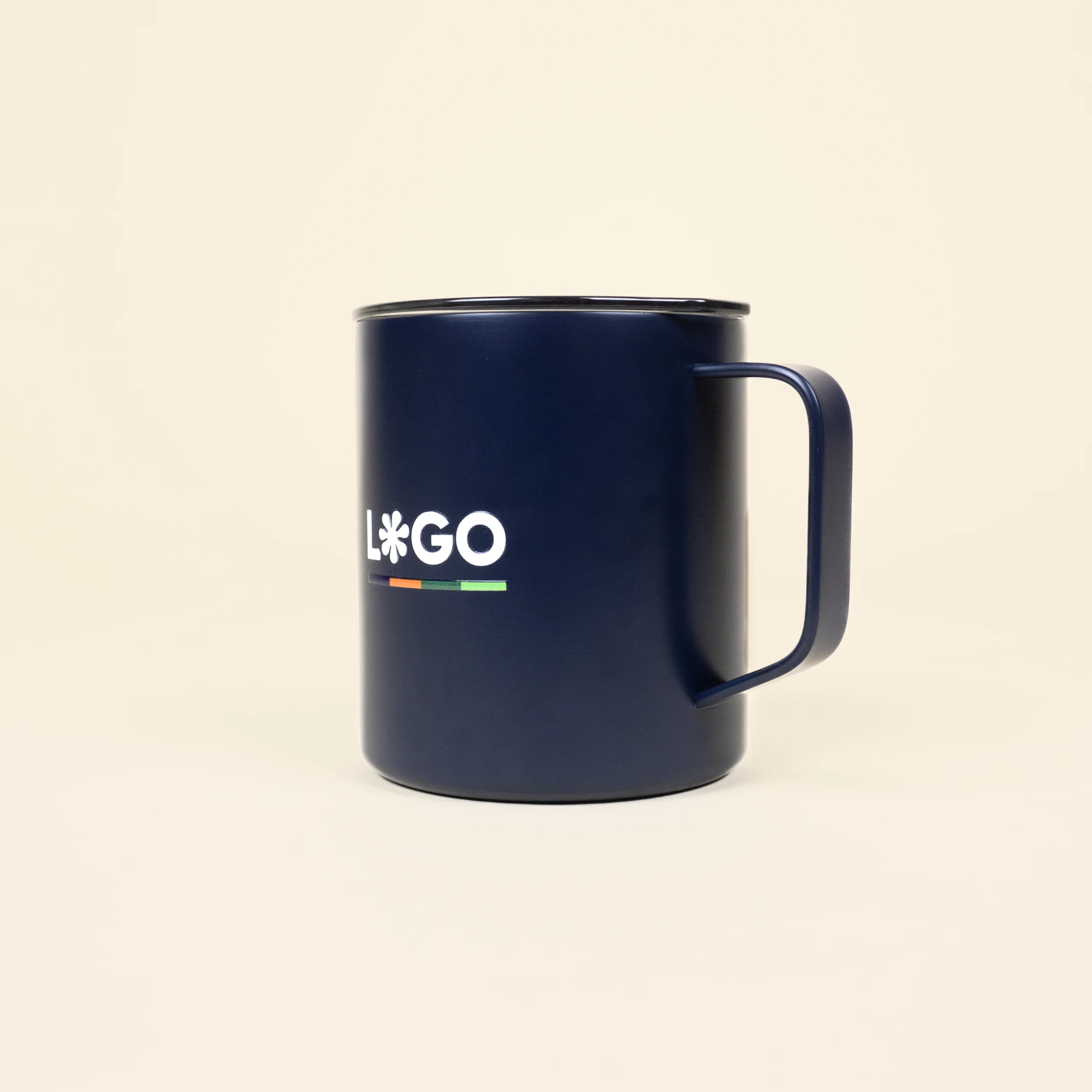 Vaso térmico con asa azul MACA Vaso térmico con asa azul con logo blanco latera fondo beige