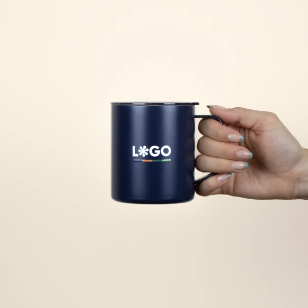 Vaso térmico con asa azul con logo blanco modelo mano fondo beige