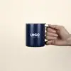 Vaso térmico con asa azul con logo blanco modelo mano fondo beige