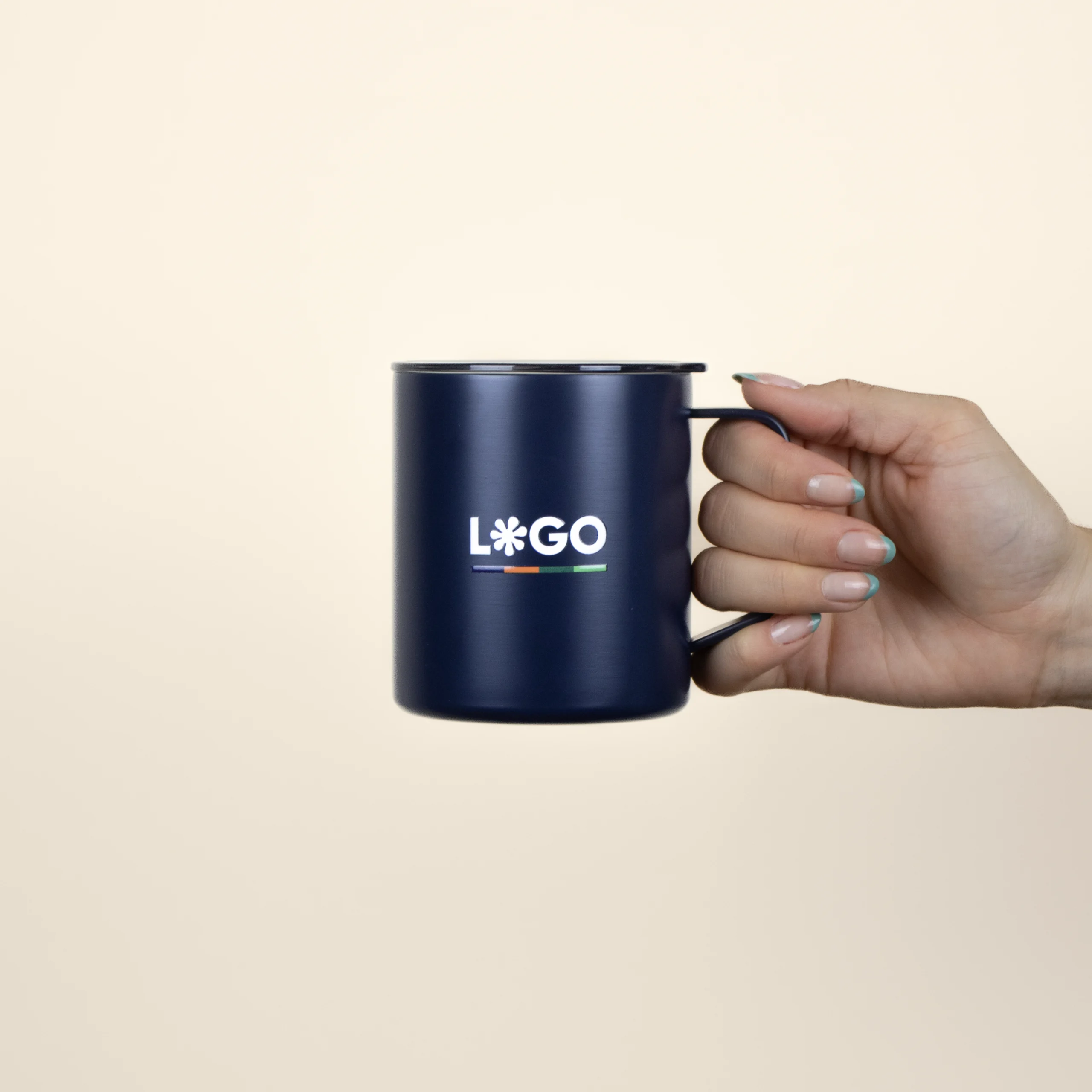 Vaso térmico con asa azul MACA Vaso térmico con asa azul con logo blanco modelo mano fondo beige