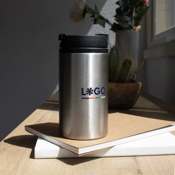 Taza termica plateada personalizada logo azul