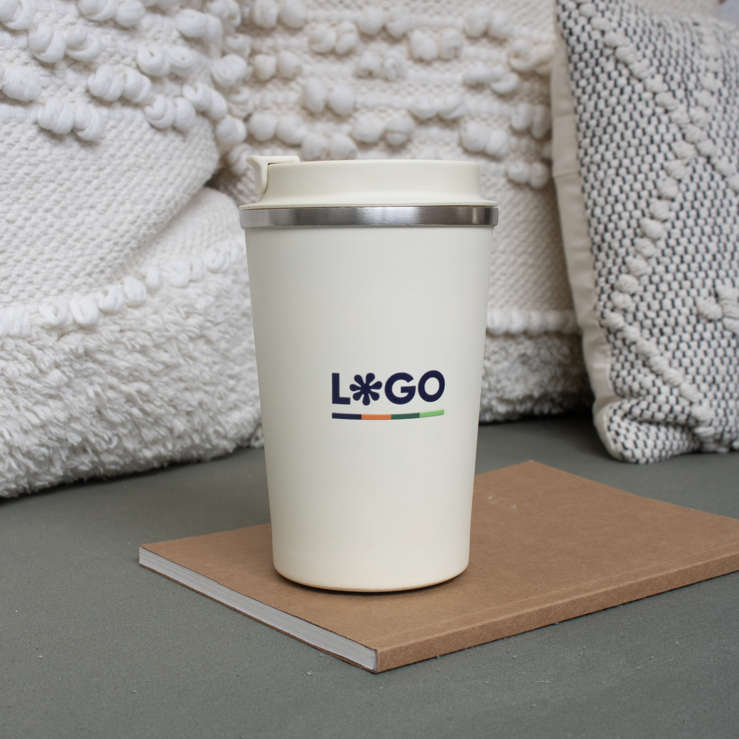 Taza térmica con tapa MATT BEIGE Taza térmica con tapa beige y cuaderno marrón