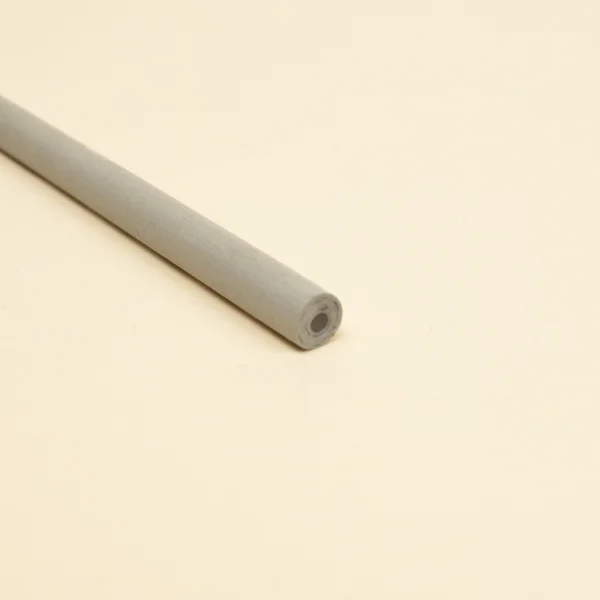 Lápiz de papel reciclado cuerpo fondo beige