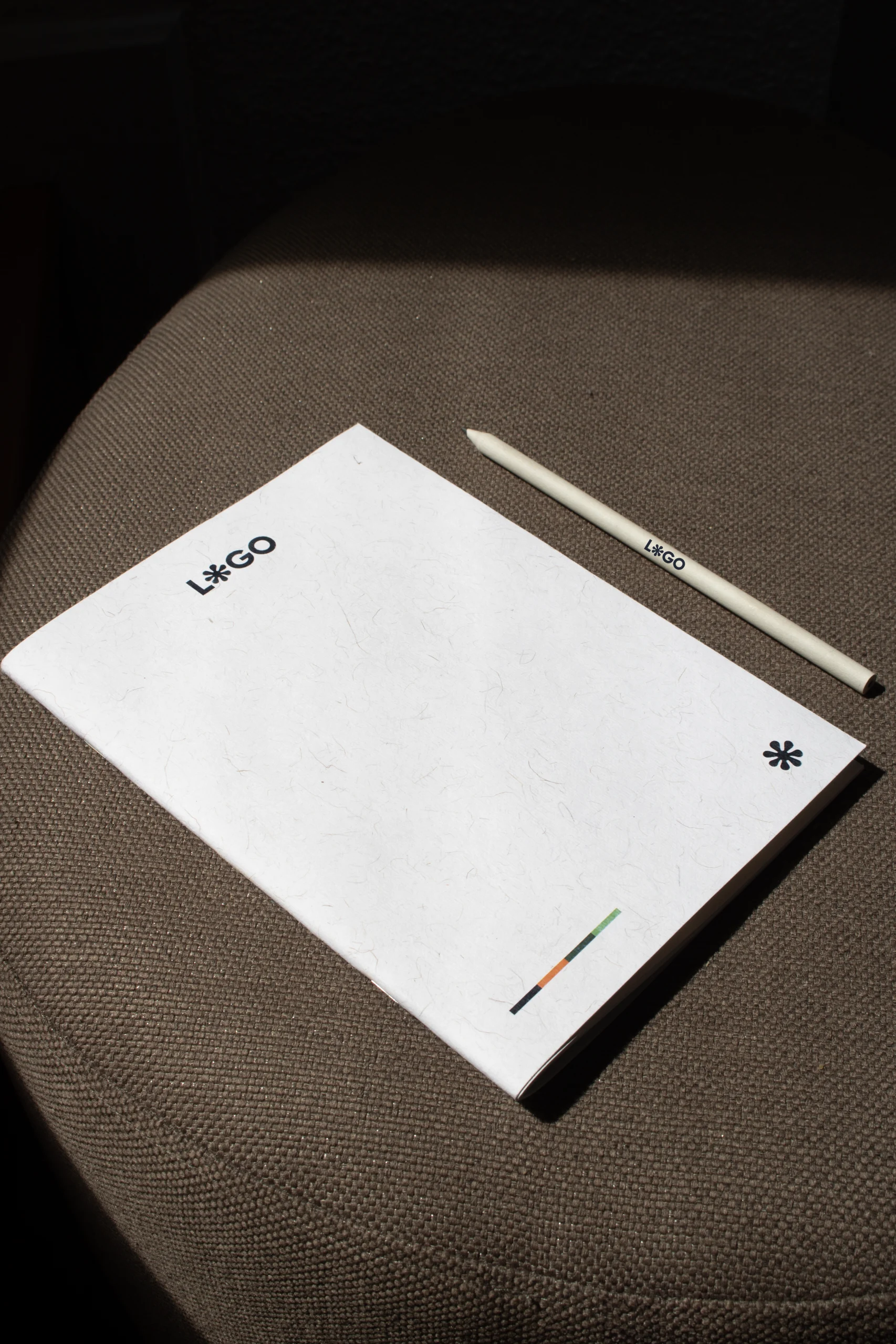 Crayon écologique personnalisé avec carnet recyclé blanc fermé