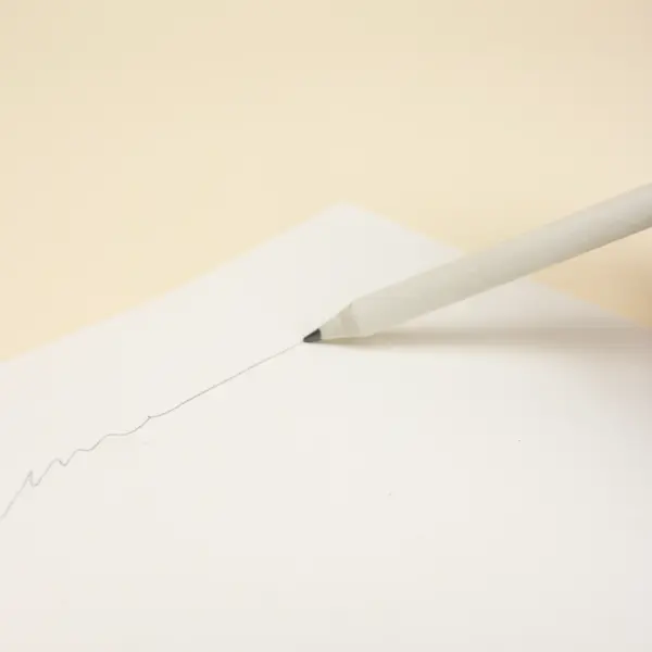 Lápiz de papel reciclado personalizado escribiendo en cuaderno blanco