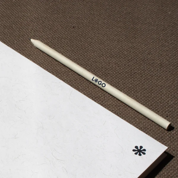 Lápiz de papel reciclado personalizado con logo y cuaderno reciclado blanco cerrado