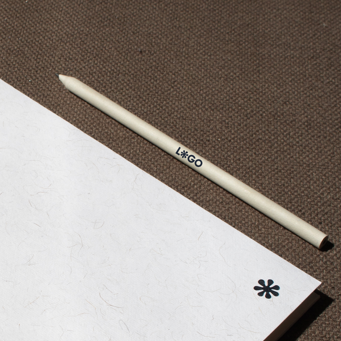 Crayon écologique personnalisé avec logo et carnet recyclé blanc fermé