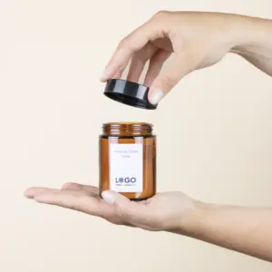 Vela ecológica de soja personalizable manos abriendo tapa fondo beige