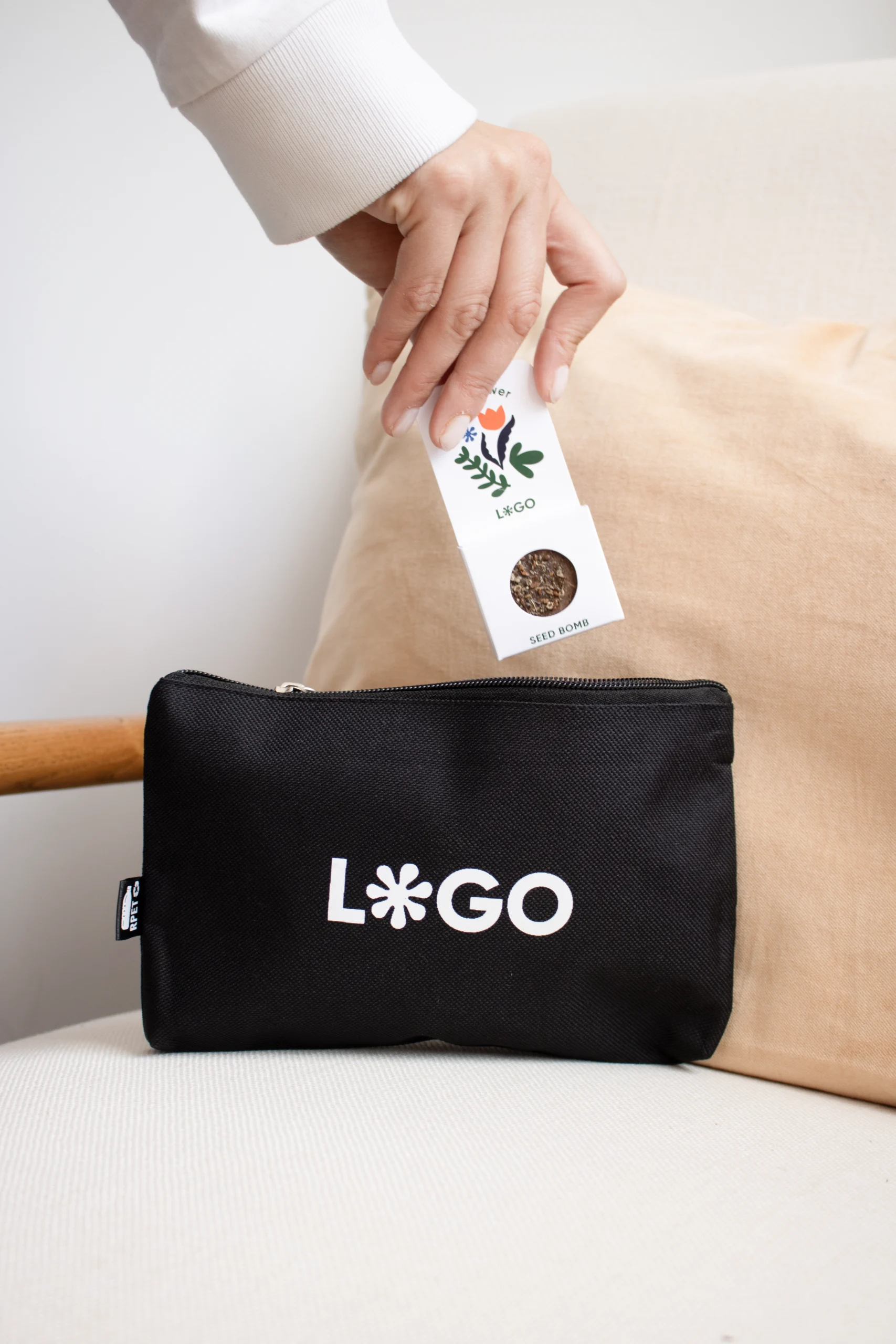 Trousse de toilette bio rpet noir personnalisée avec logo blanc avec pompe à graines personnalisée