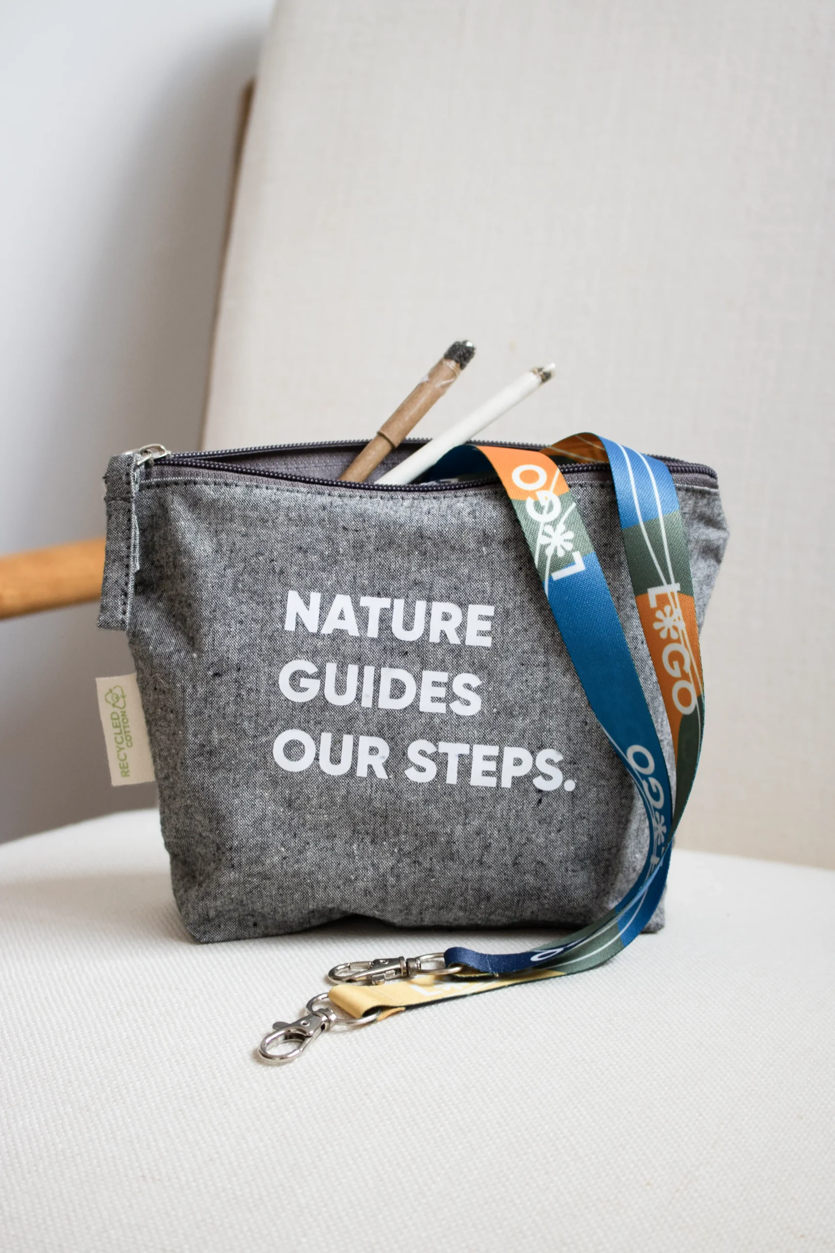 Trousse de toilette en coton gris personnalisée avec un texte en blanc avec crayons et lanière