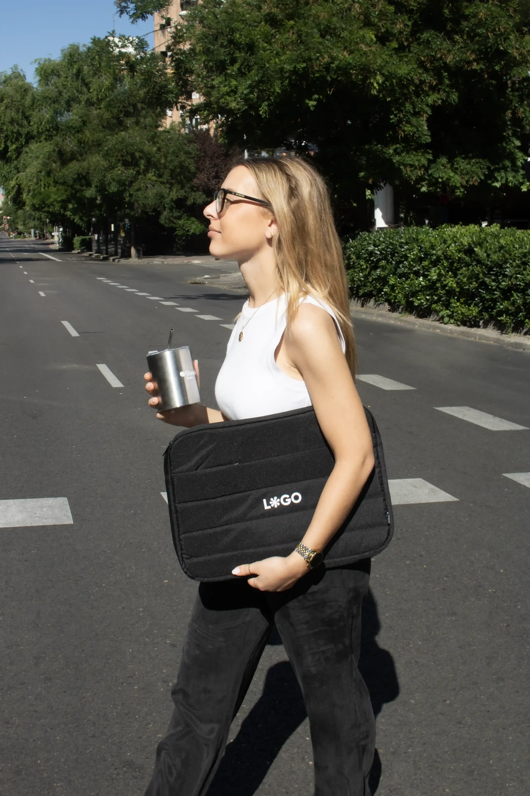 pochette ordinateur noire personnalisée avec logo blanc