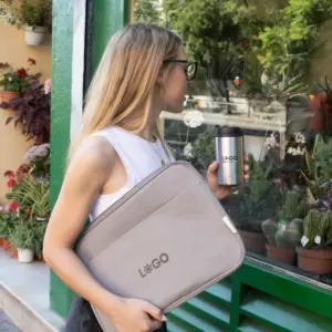 Funda portátil gris 14 pulgadas personalizada con logo negro modelo chica en la calle con taza