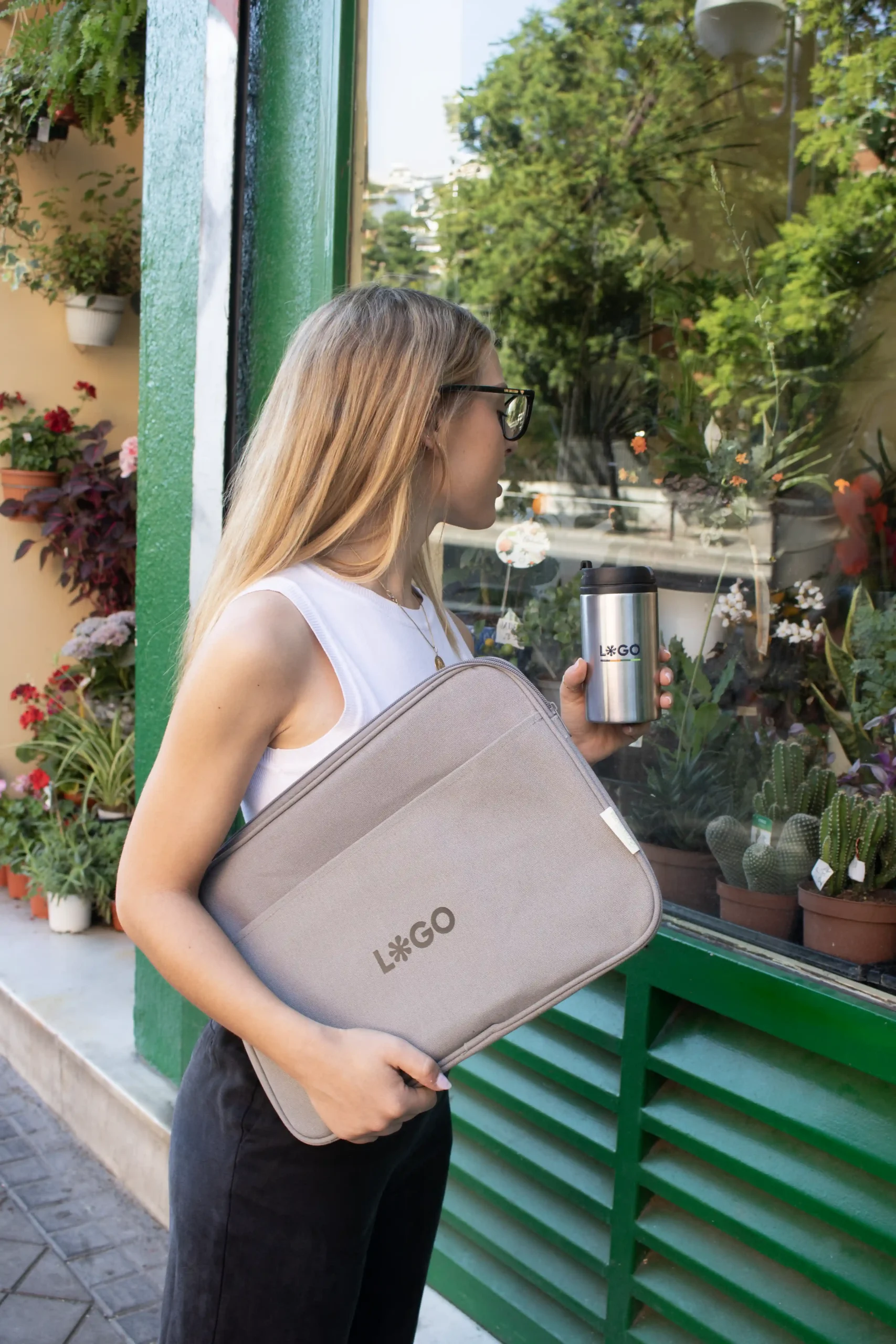 Pochette personnalisée pour ordinateur portable 14" grise avec logo noir 