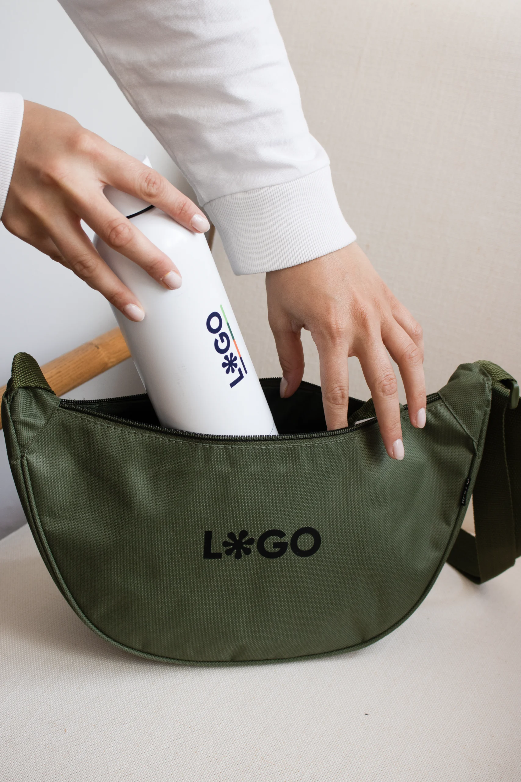 Gourde isotherme NORMA Blanc + Sac banane NOON thermos blanc personnalisé avec logo sac banane vert avec logo noir