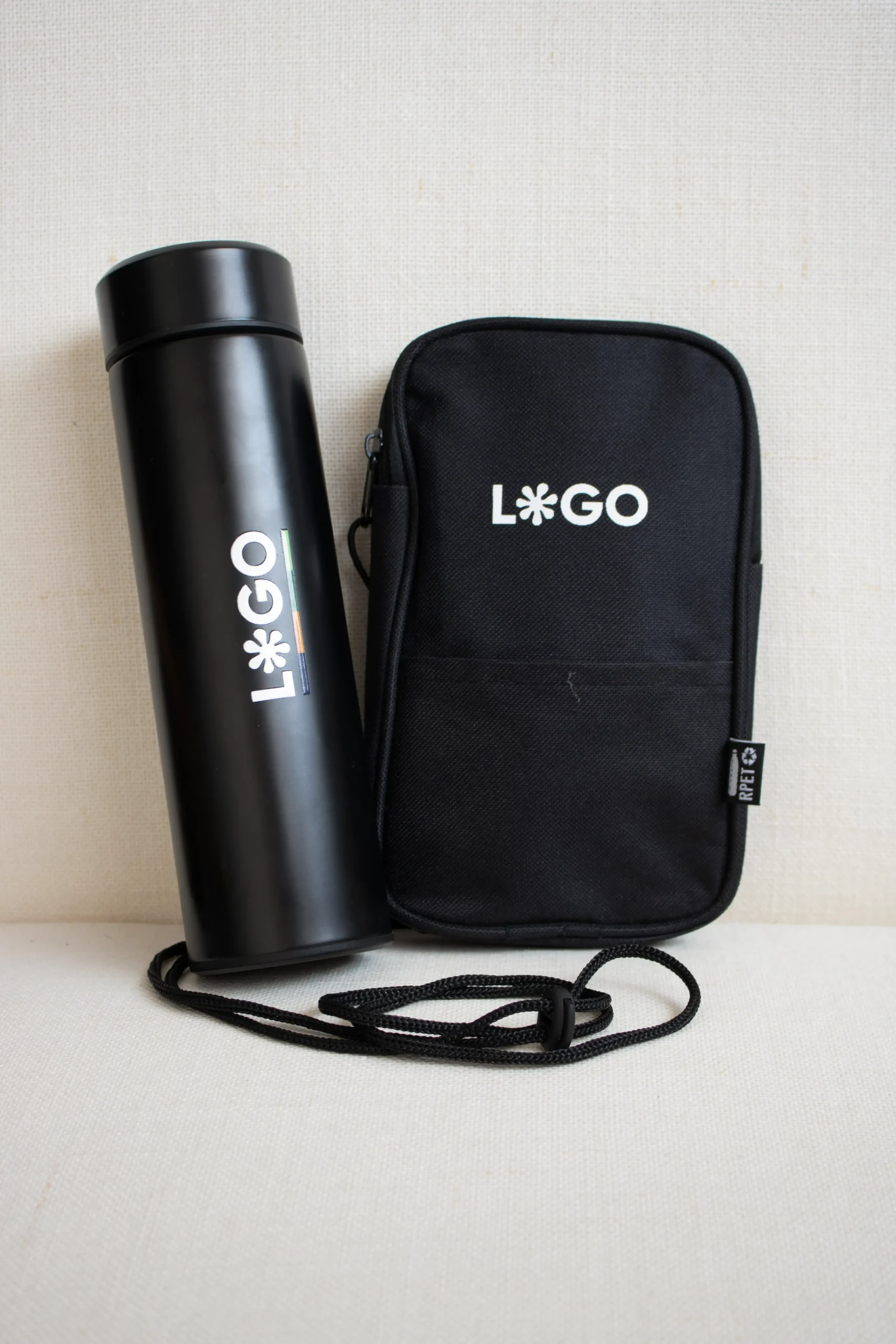Thermos en acier inoxydable PISA Noir + POKE Noir Termo acero inoxidable personalizado negro logo blanco y riñonera negra
