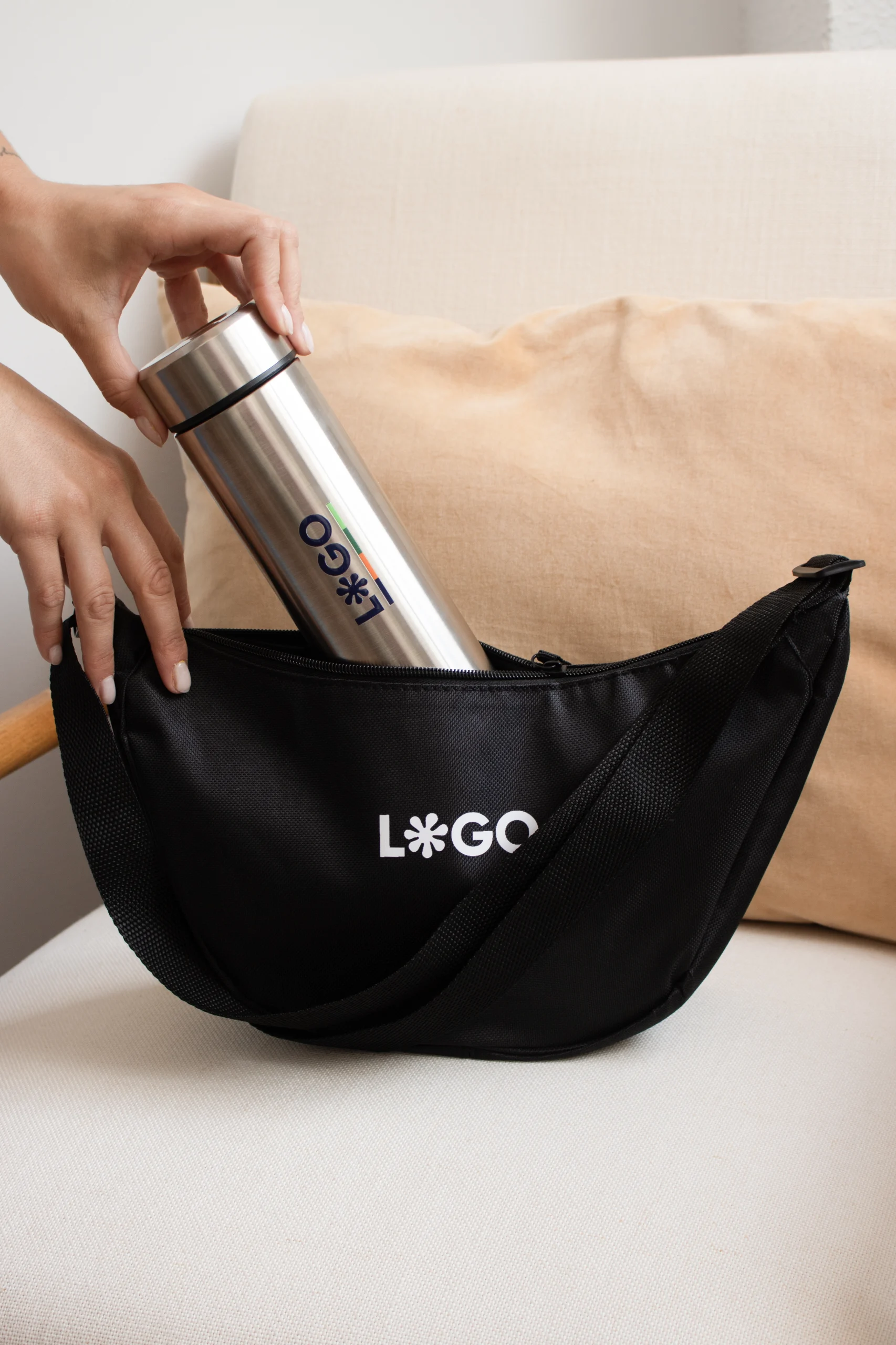 Thermos en acier inoxydable PISA Silver + NOON Noir thermos argentée en acier inoxydable et sac banane noir personnalisé avec logo blanc