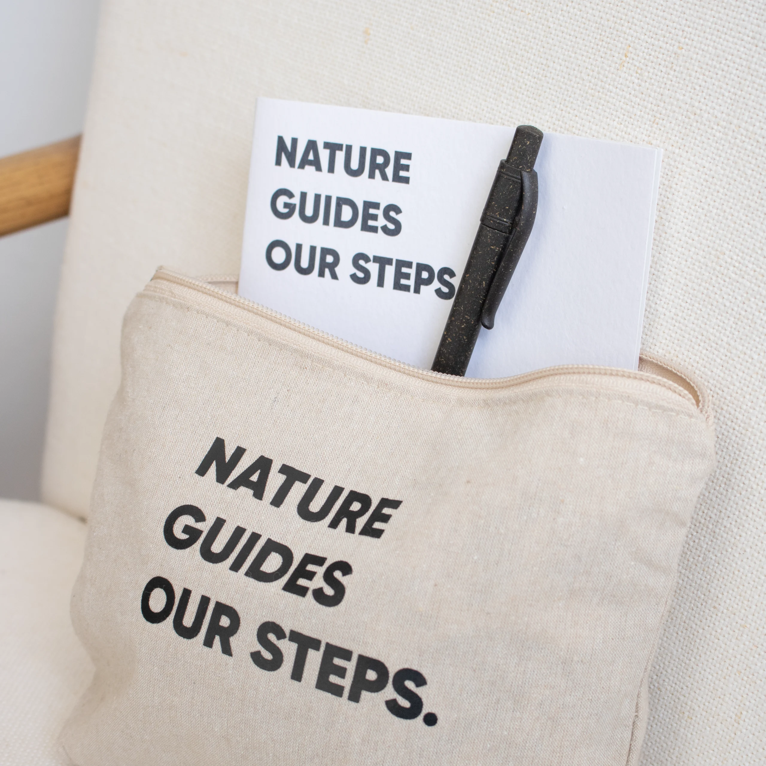 Neceser algodón personalizado con texto negro con cuaderno y bolígrafo