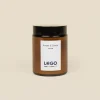 Vela ecológica de soja personalizable con pegatina blanca fondo beige
