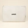 Funda portátil 15 pulgadas personalizada logo negro fondo beige