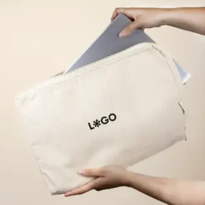 Funda portátil 15 pulgadas personalizada logo negro modelo manos fondo beige