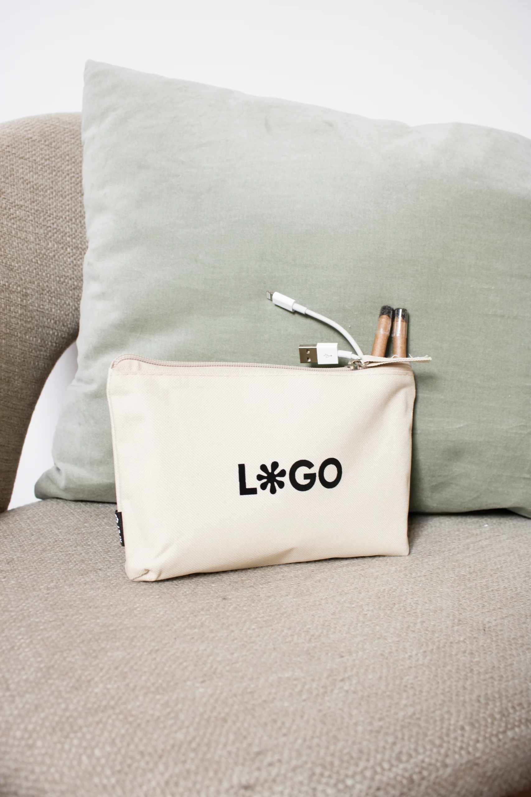 Trousse de toilette écologique beige personnalisée avec un logo noir