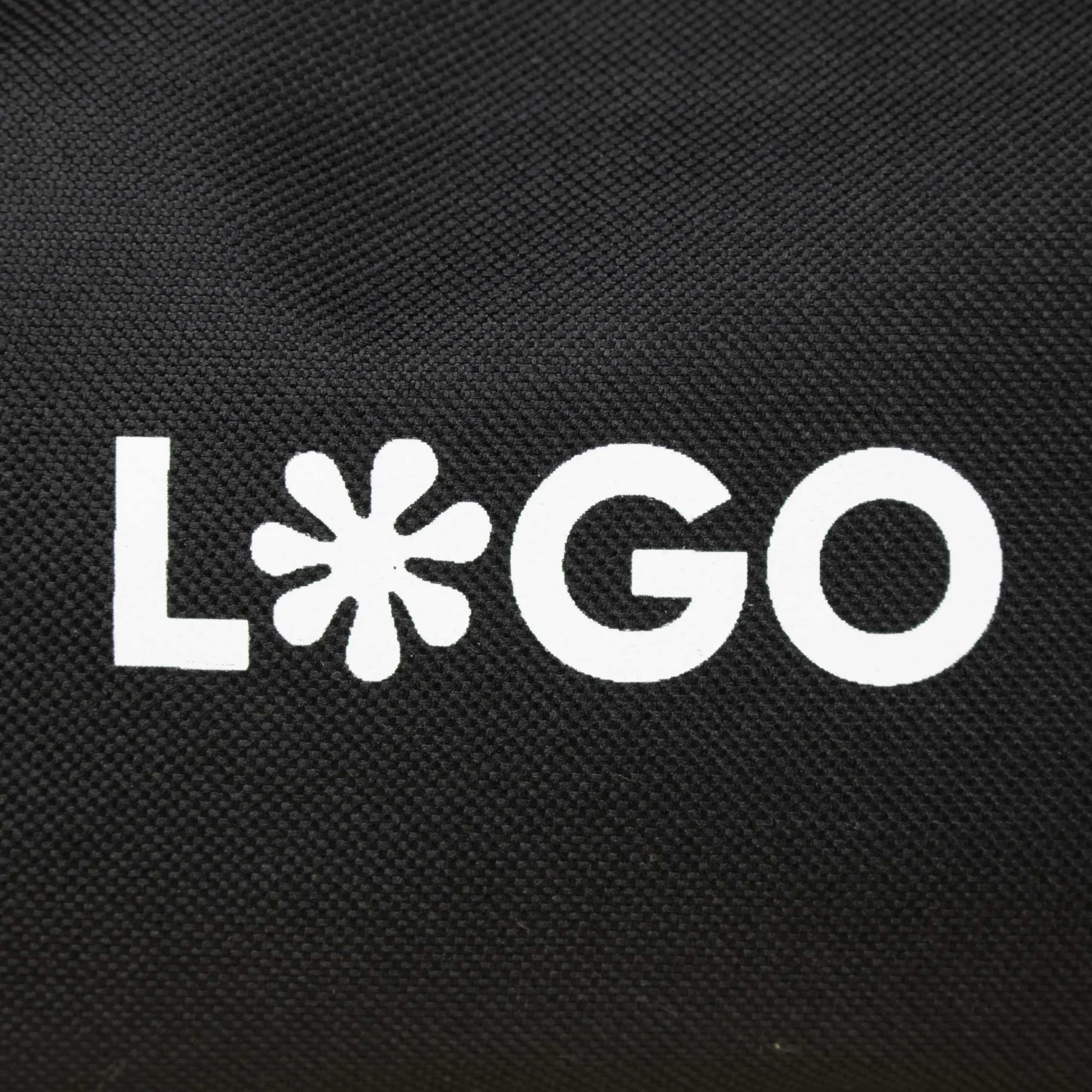 Cintia Negro Detalle Neceser ecológico rpet negro personalizado con logo blanco