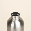 Botella acero inoxidable personalizada abierta color plateado fondo beige