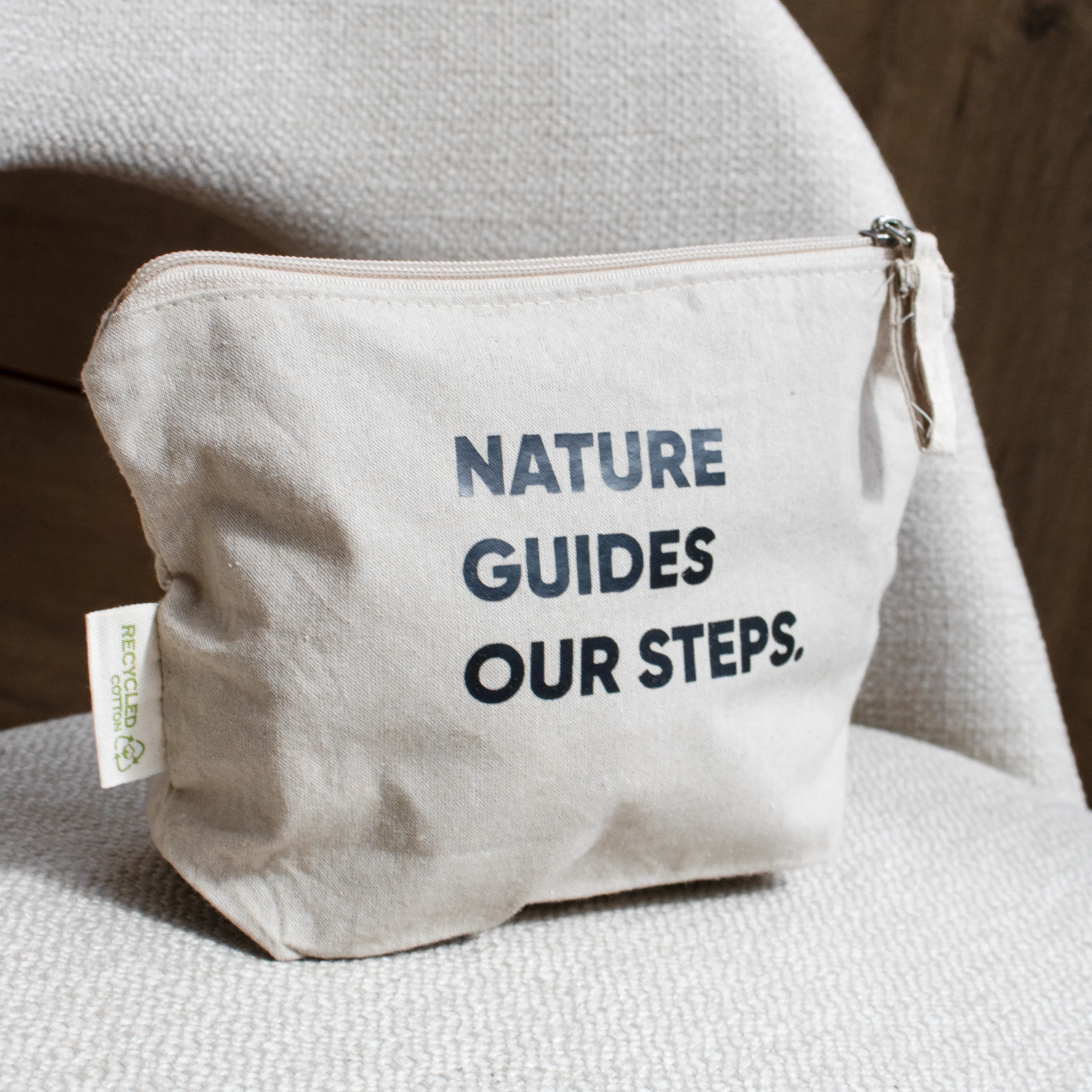 Neceser algodón personalizado con texto negro sobre silla gris