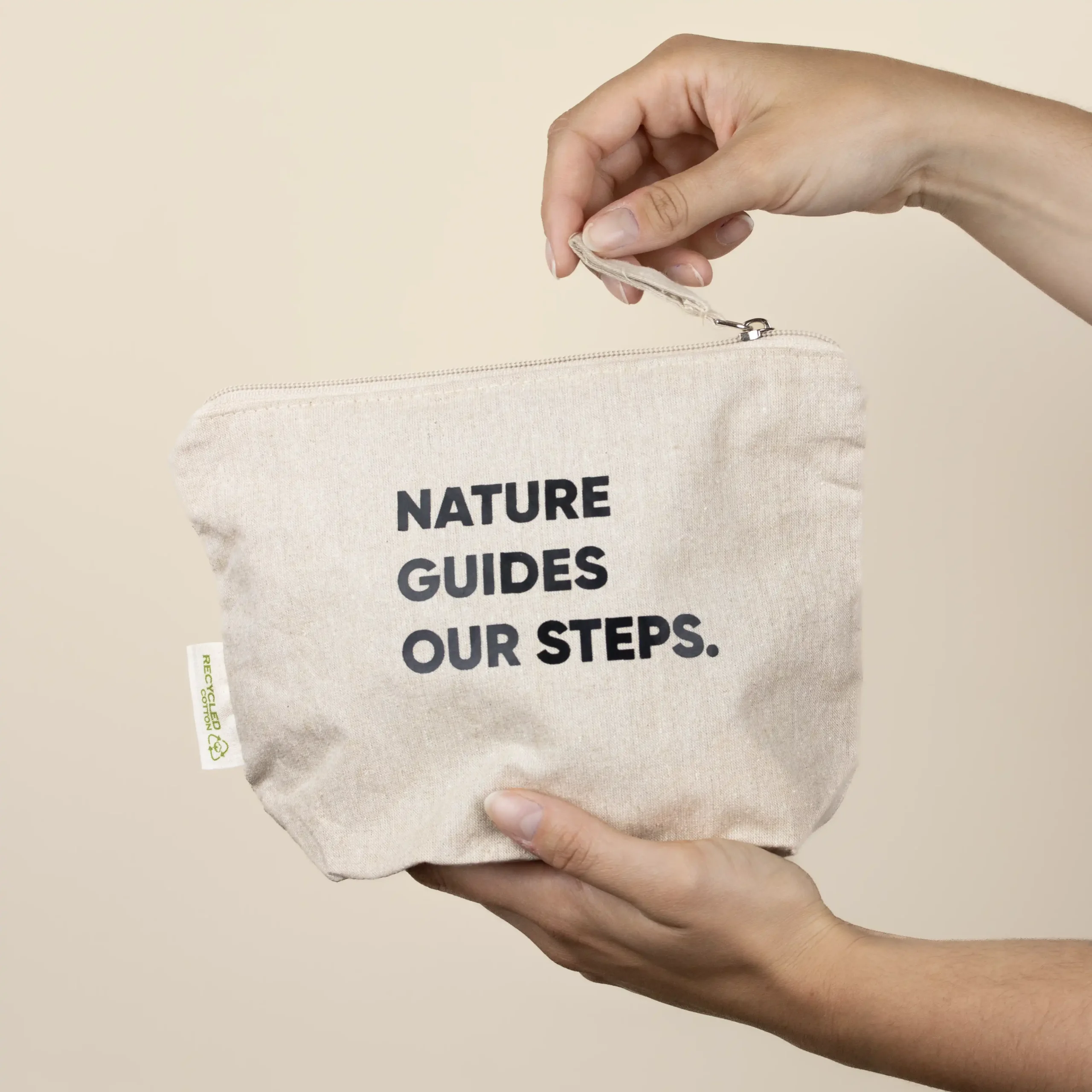 Trousse de toilette personnalisée en coton avec texte noir modèle mains fond beige