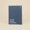Cuaderno de grapa azul portada personalizada con texto blanco fondo beige