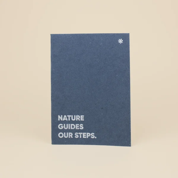 Cuaderno de grapa azul portada personalizada con texto blanco fondo beige