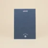 Cuaderno de grapa azul contraportada personalizada con texto blanco fondo beige