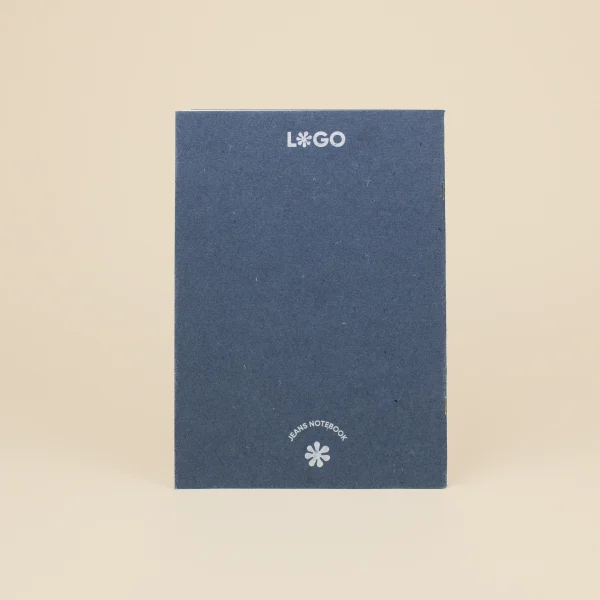 Cuaderno de grapa azul contraportada personalizada con texto blanco fondo beige