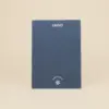 Cuaderno de grapa azul contraportada personalizada con texto blanco fondo beige