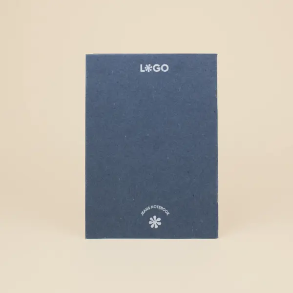 Cuaderno de grapa azul contraportada personalizada con texto blanco fondo beige
