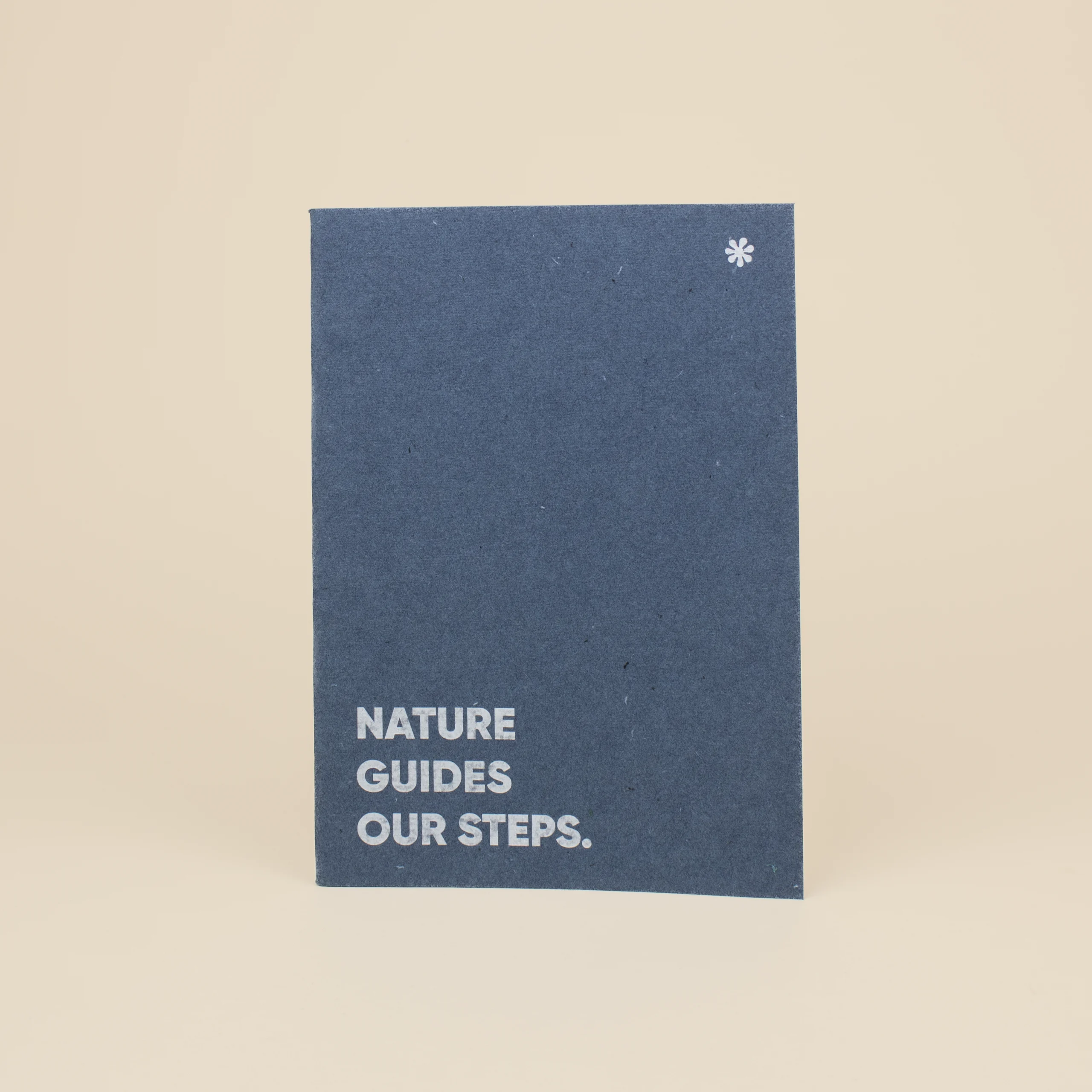 Cuaderno de grapa CRUDO JEANS Frontal Cuaderno de grapa azul portada personalizada con texto blanco fondo beige