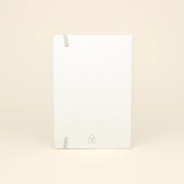 Cuaderno reciclado blanco con elástico trasera fondo beige