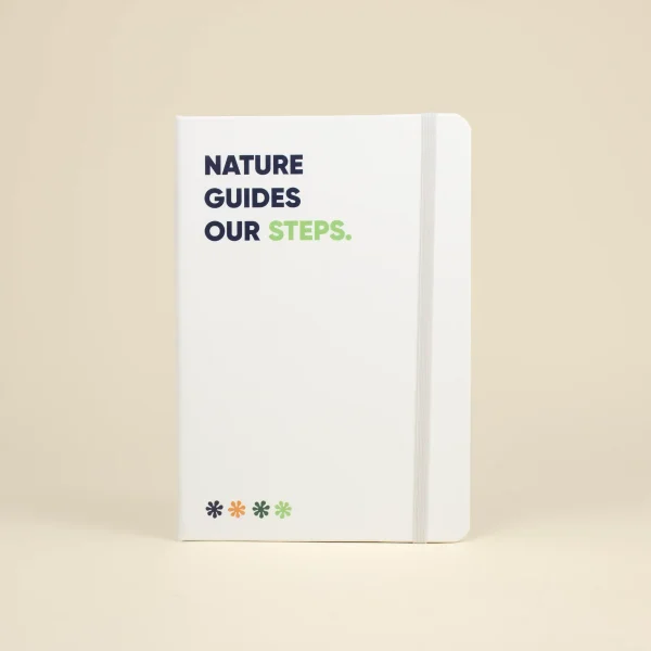 Cuaderno reciclado blanco personalizado fondo beige