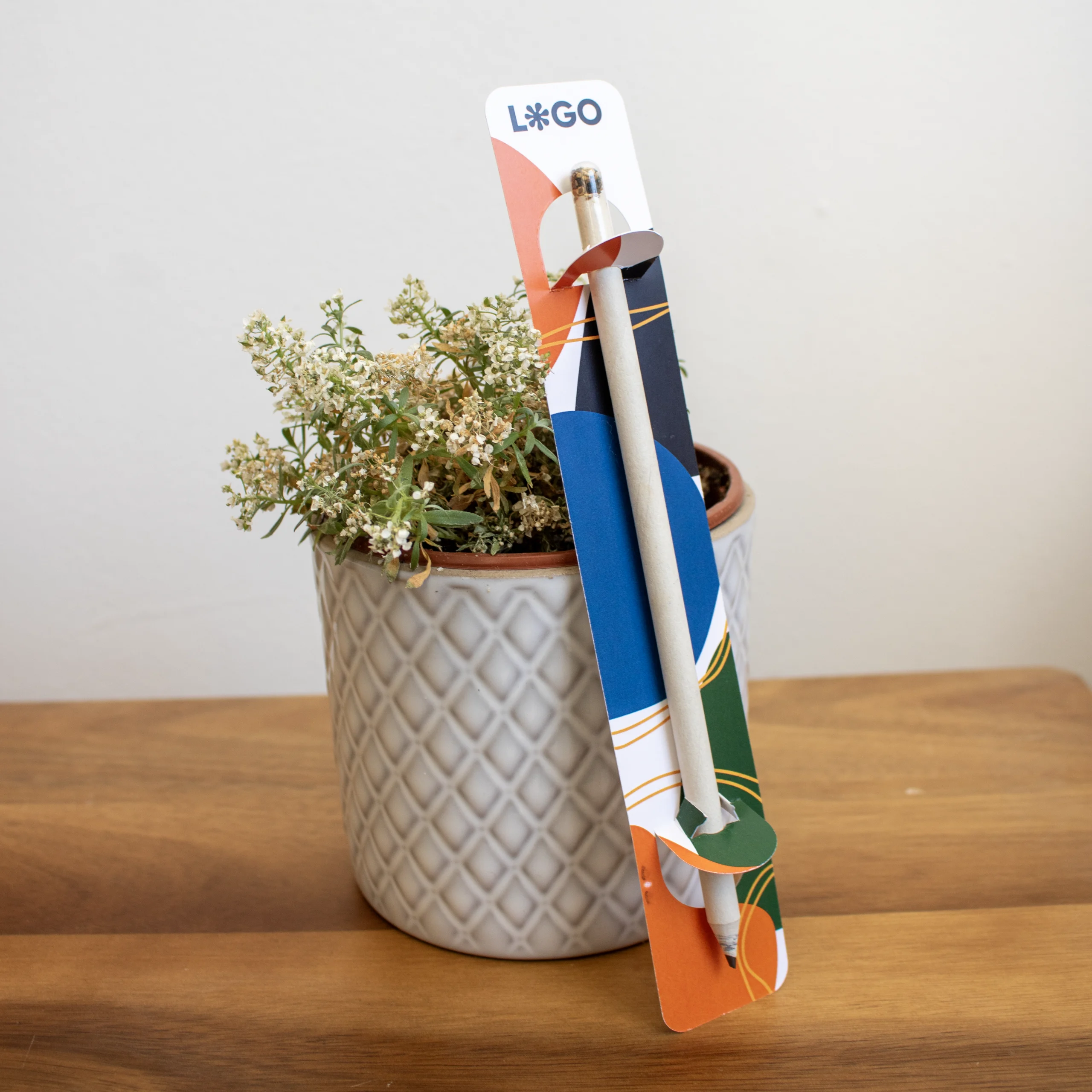 Crayon écologique avec blister blanc personnalisé appuyé sur un pot de fleur