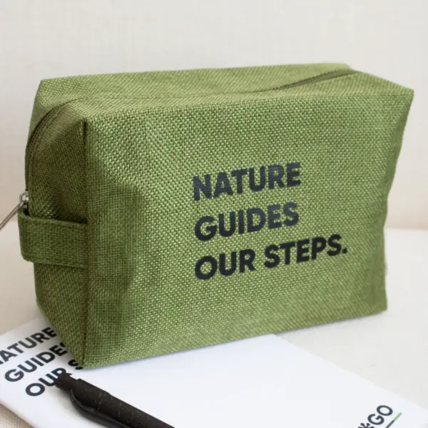 Neceser personalizado verde texto negro con bolígrafo