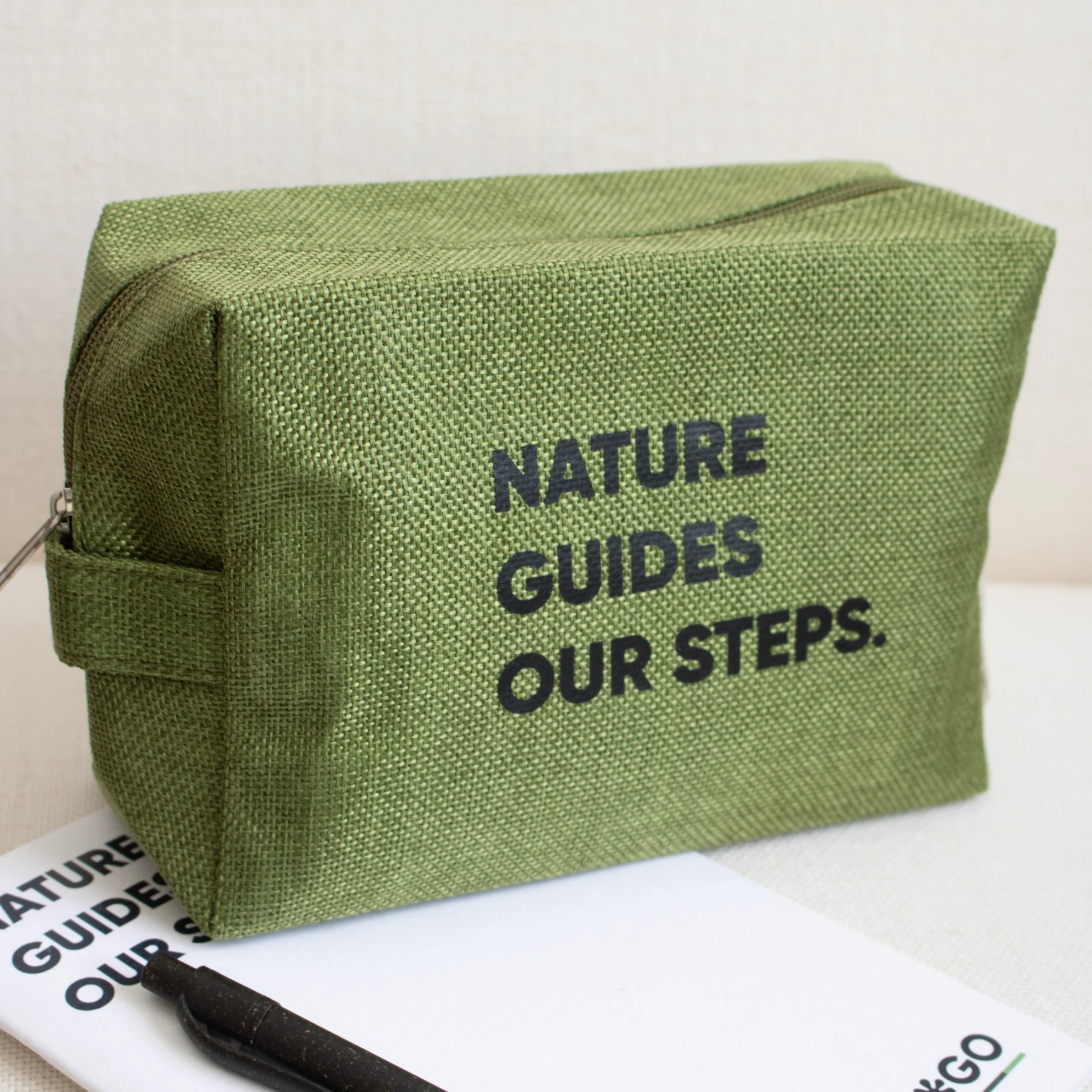 Neceser personalizado verde texto negro con bolígrafo