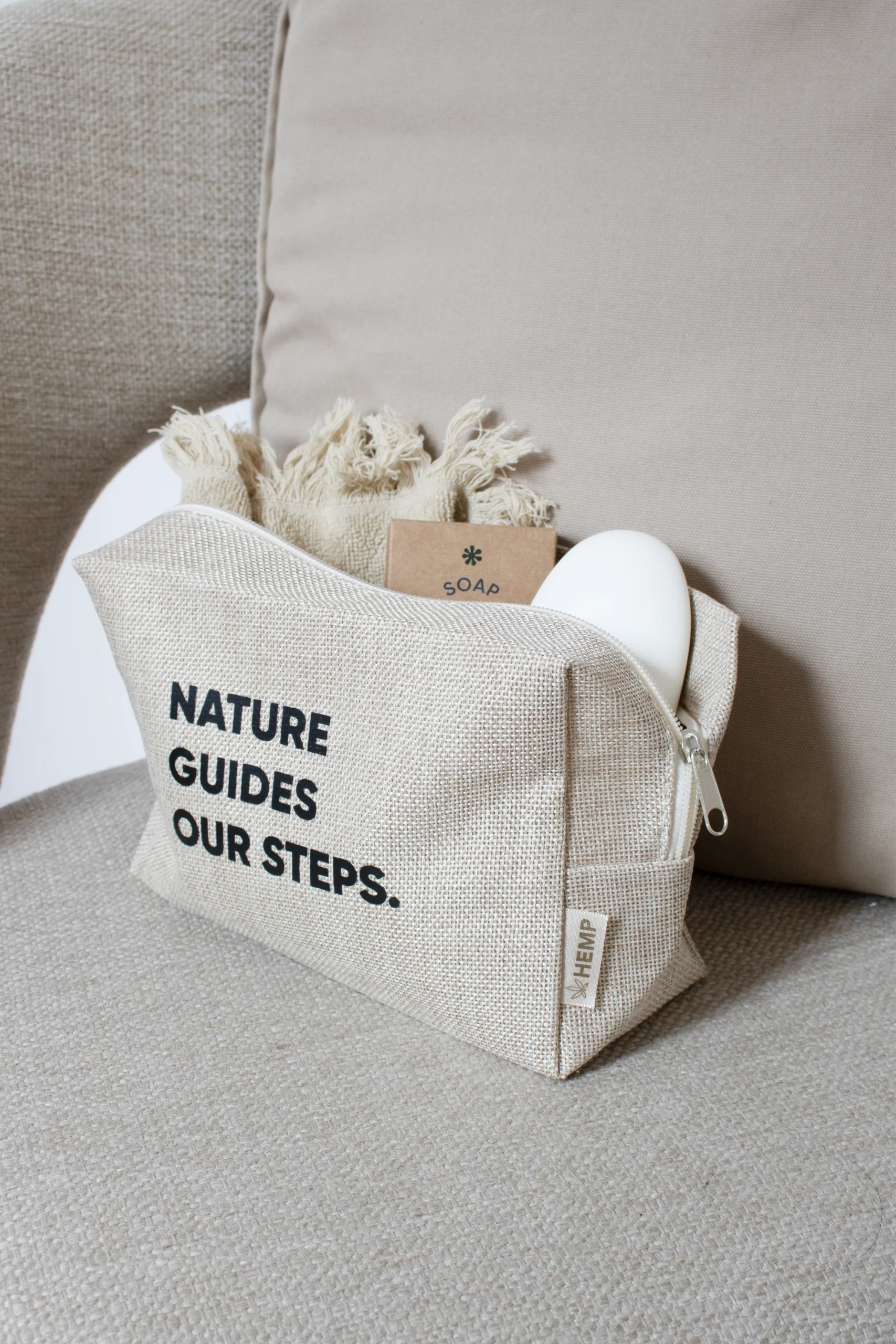 Trousse de toilette beige personnalisée avec texte noir