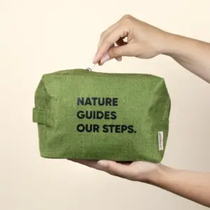 Neceser personalizado verde texto negro modelo manos