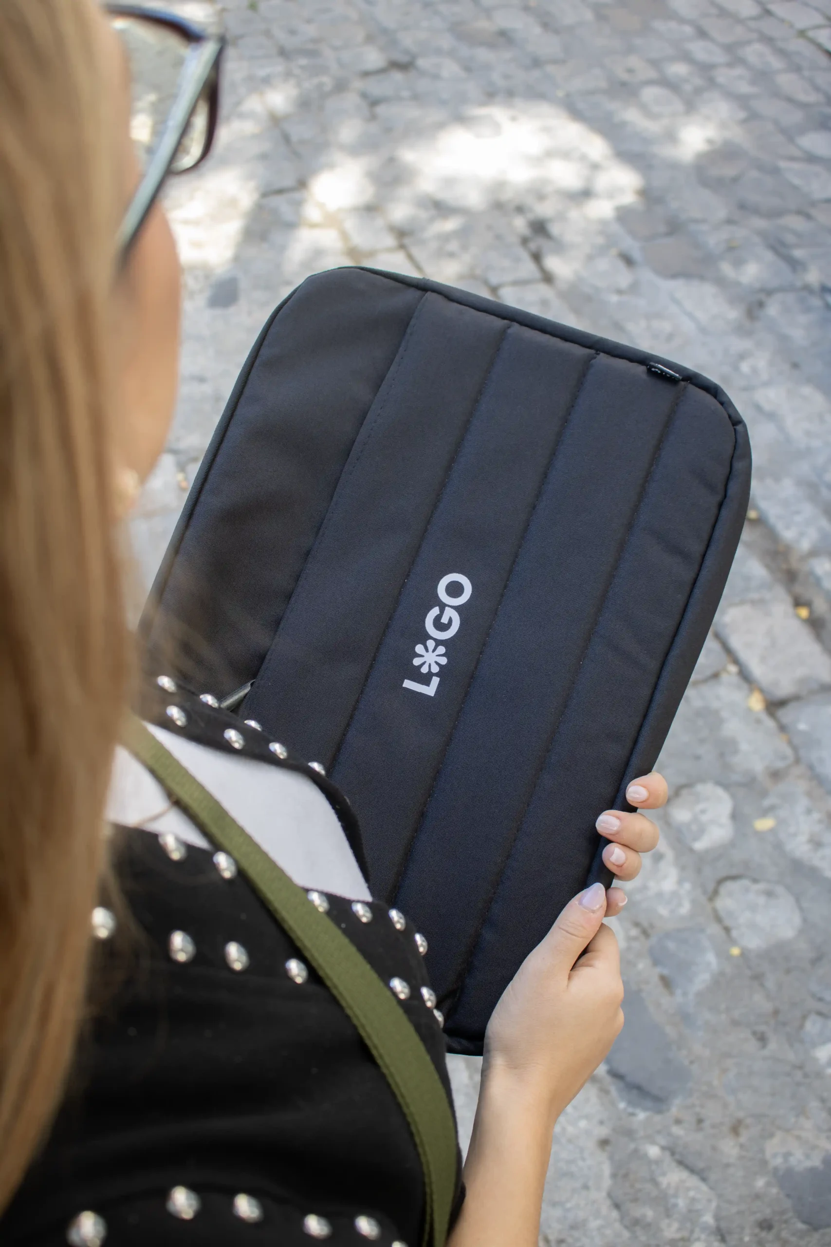Housse pour ordinateur portable noire personnalisée avec logo blanc